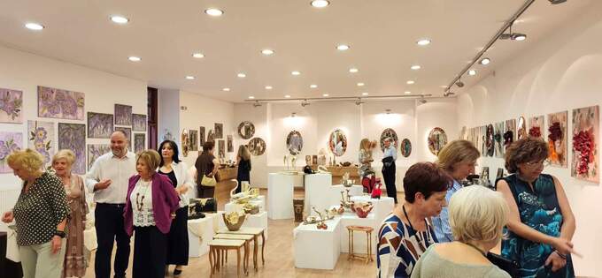 Με μεγάλη επιτυχία τα εγκαίνια της έκθεσης Ντεκουπάζ – Mixed Media στη Νάουσα